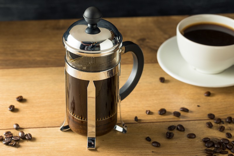 metody parzenia a rodzaje kaw – french press z przygotowaną kawą