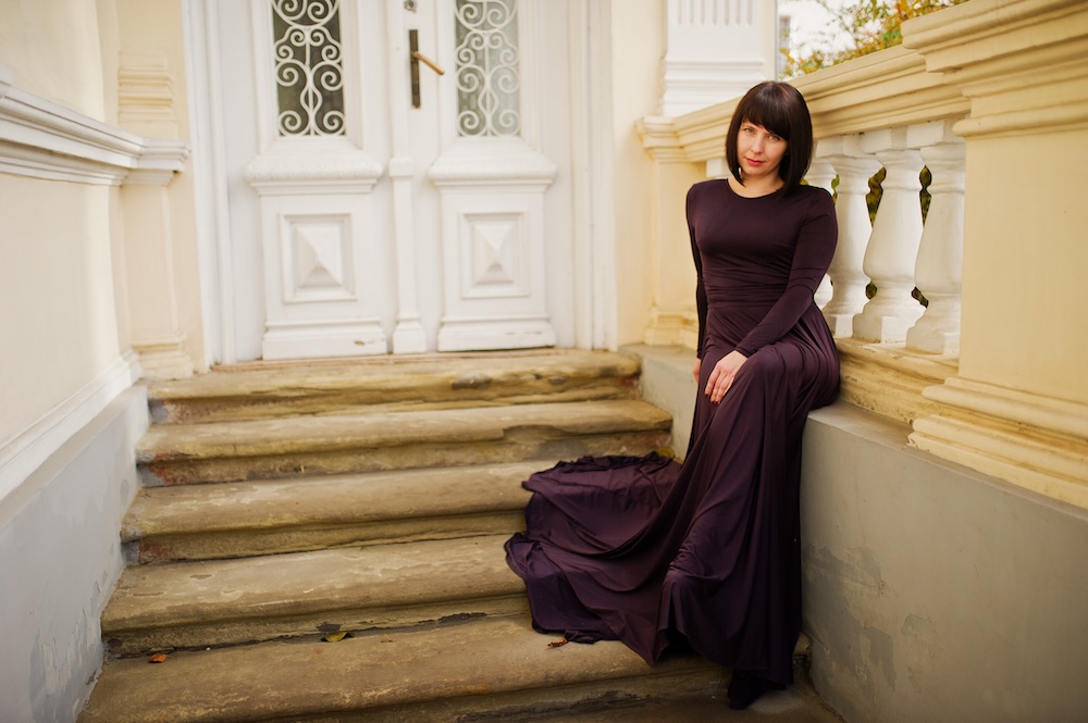 kolor oberżyna na eleganckiej sukni 