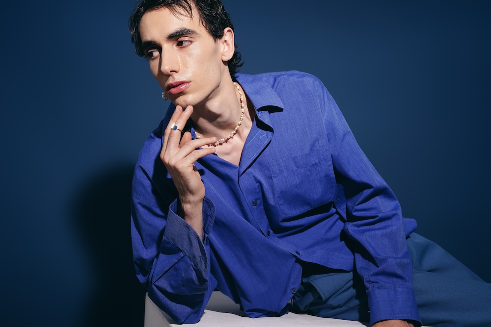 niebieski total look u mężczyzny 