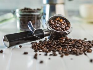 Jaka kawa do ekspresu – ziarna kawy i kolba ekspresu