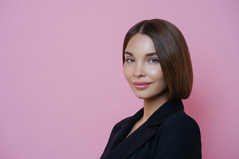 Klasyczny bob z równą linią włosów przy żuchwie